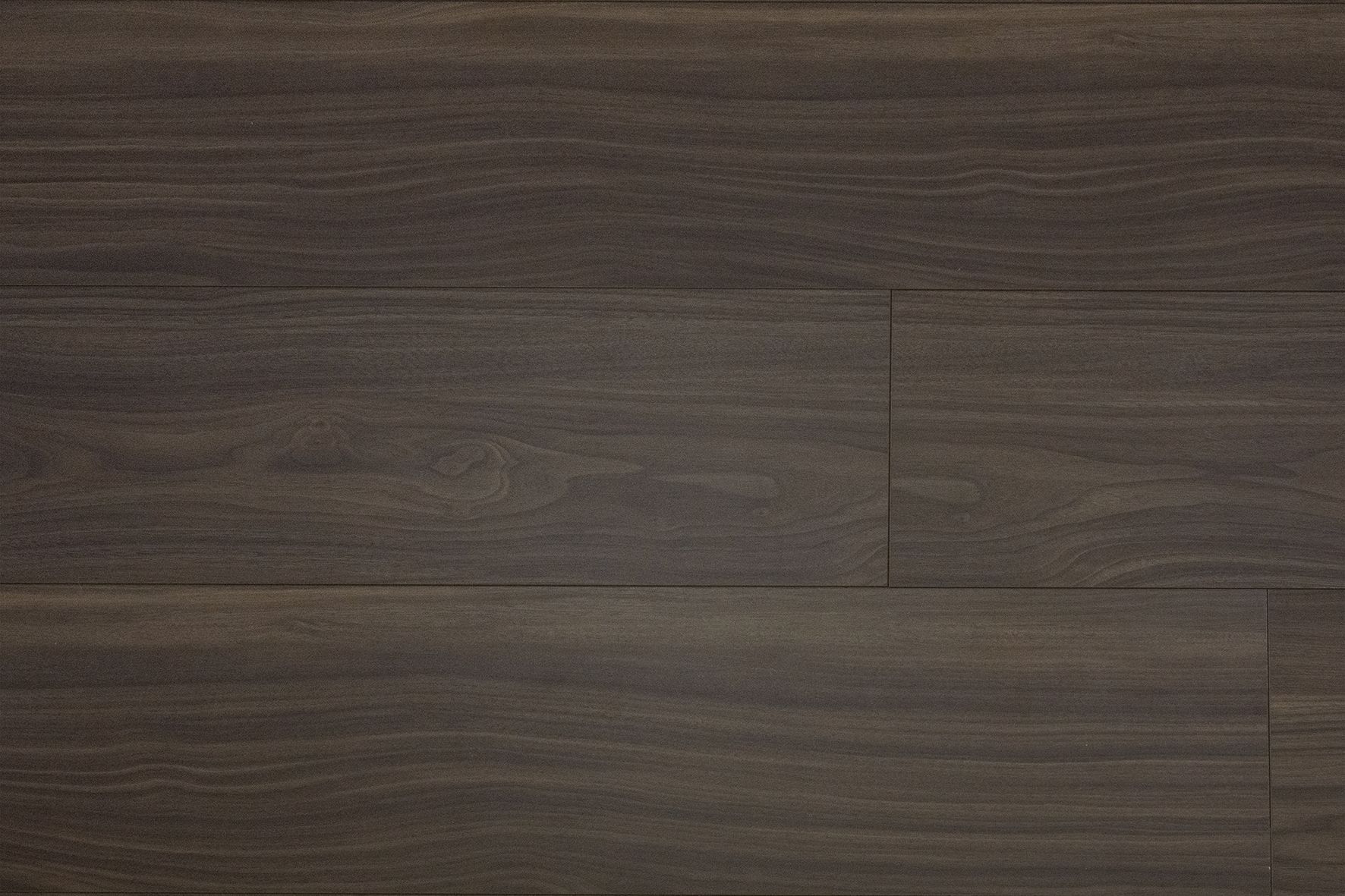 Suelo de tablones de madera de color marrón oscuro con vetas horizontales.