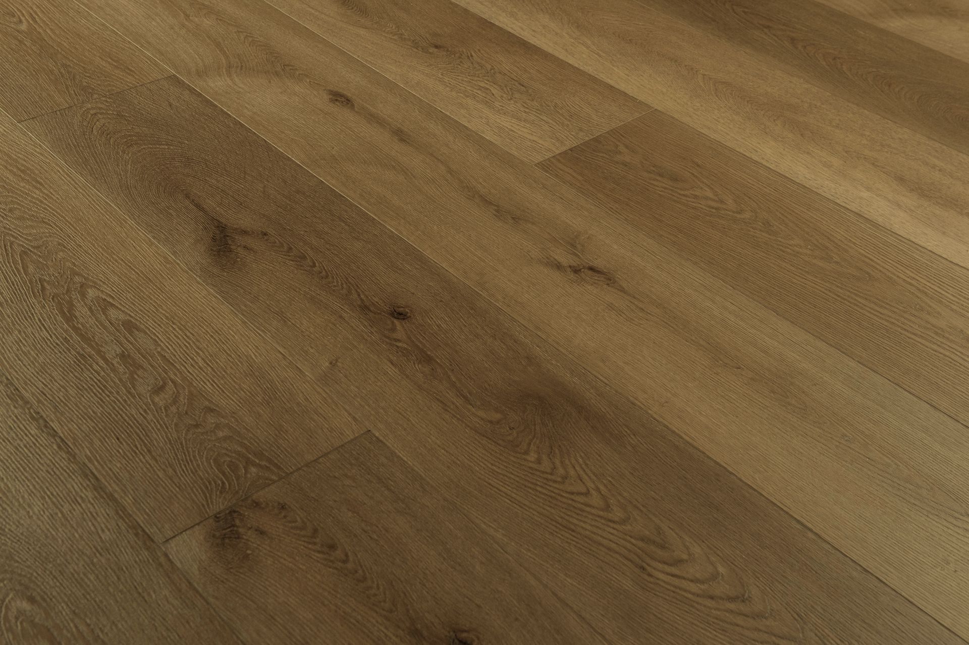 Tarimas de madera con vetas de color marrón natural.