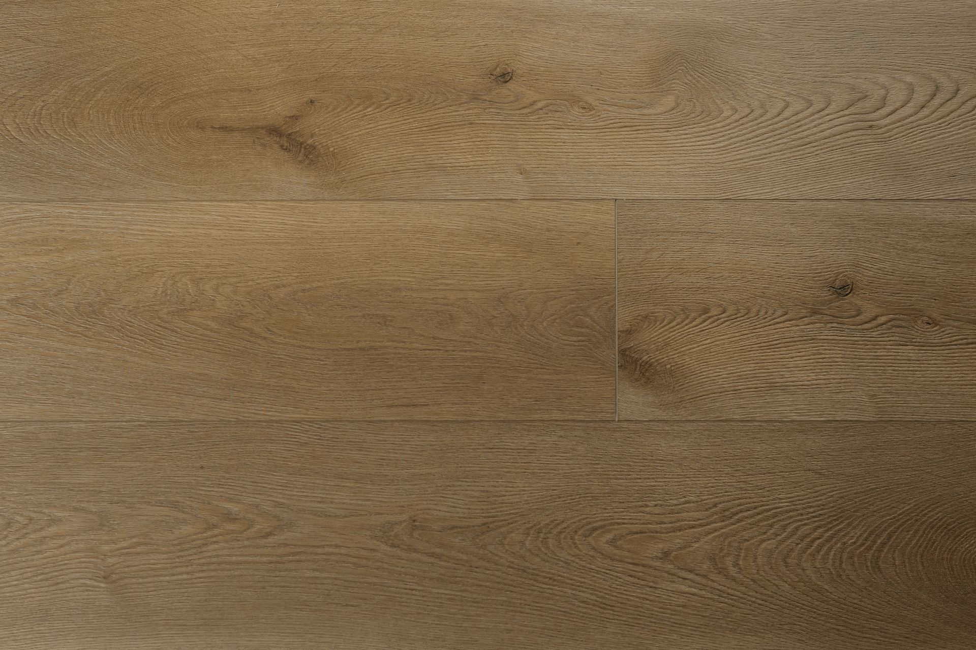 Superficie de tablones de madera en tonos marrón claro con sutiles vetas.