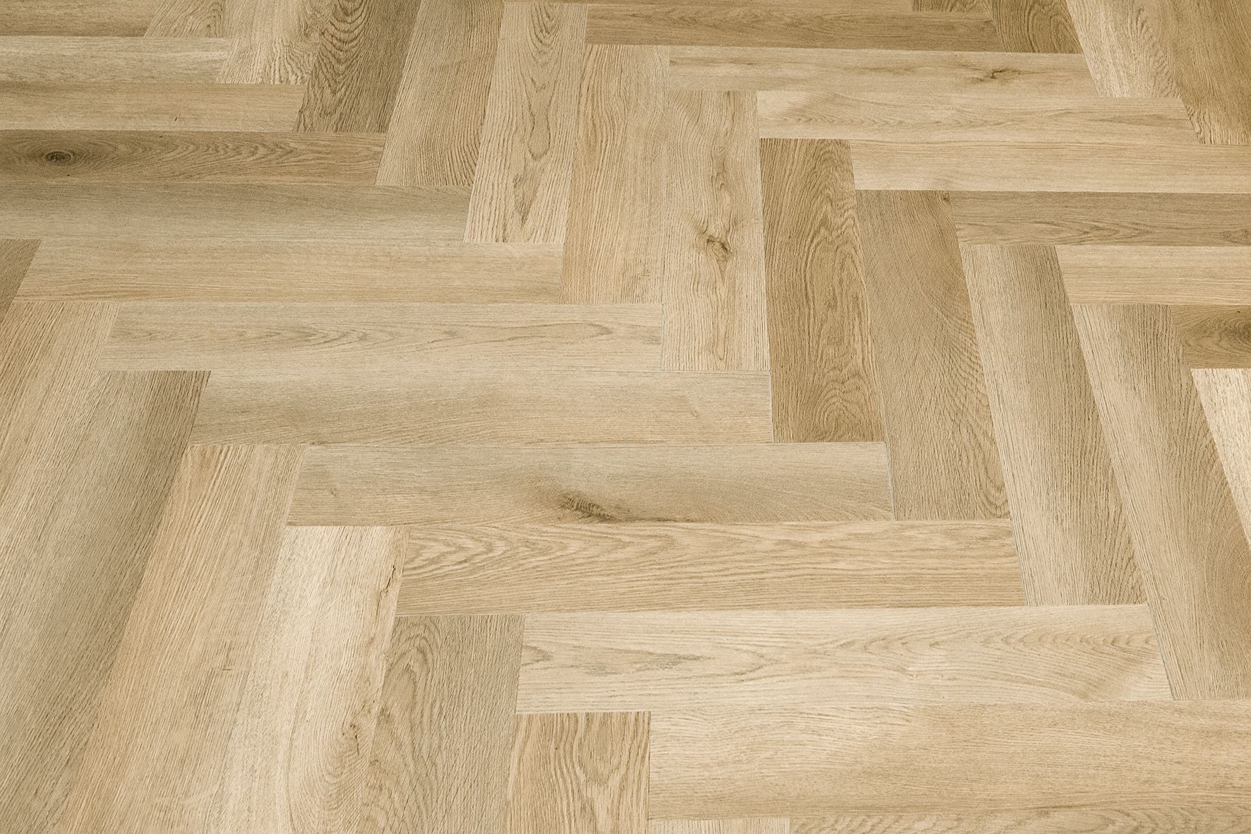 Suelo de parquet de madera clara con diseño de espiga.