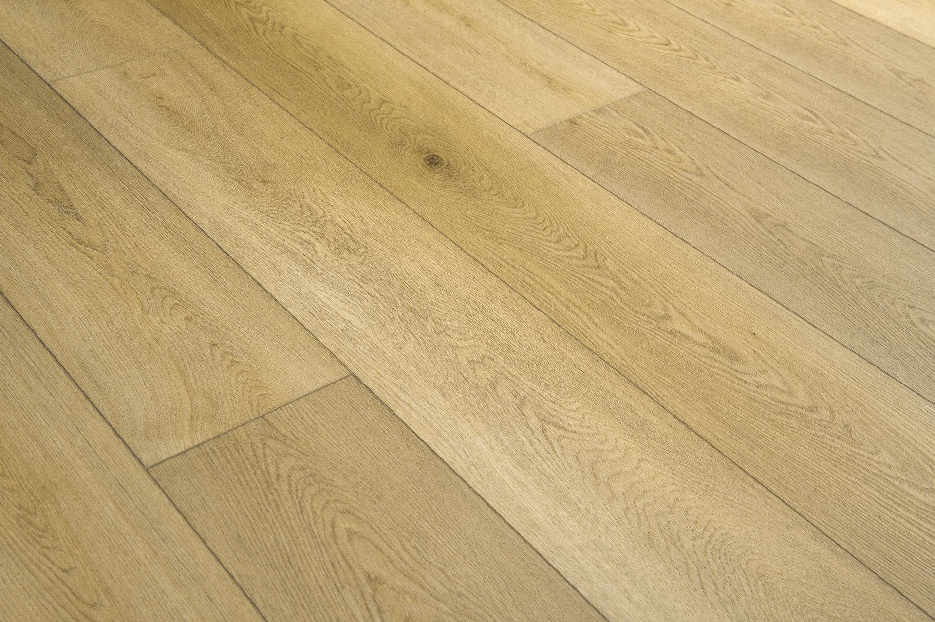 Tablones de madera clara con vetas naturales.
