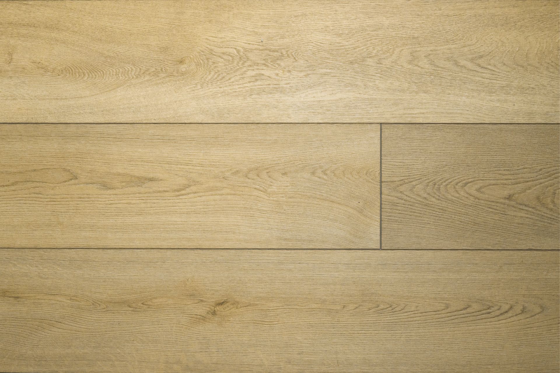 Suelo de tablones de madera clara con veta horizontal y tonos beige cálidos.