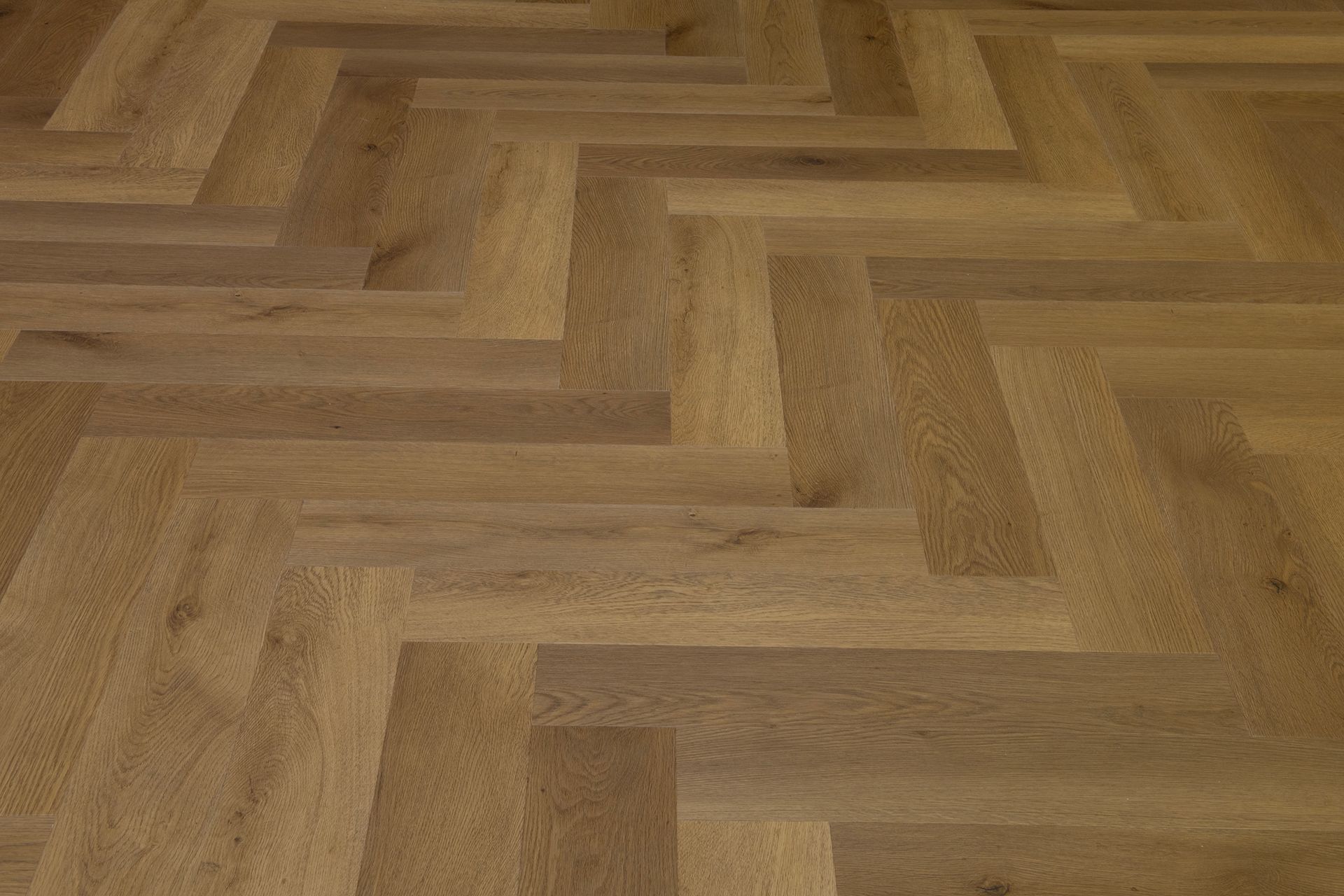 Suelos de parquet de madera en espiga en tonos marrones claros y oscuros.