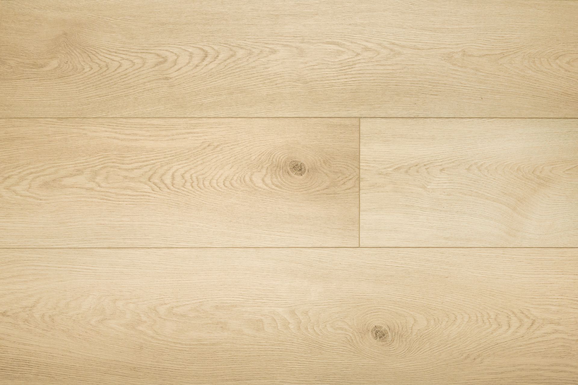 Superficie de tablones de madera clara con vetas y nudos sutiles.