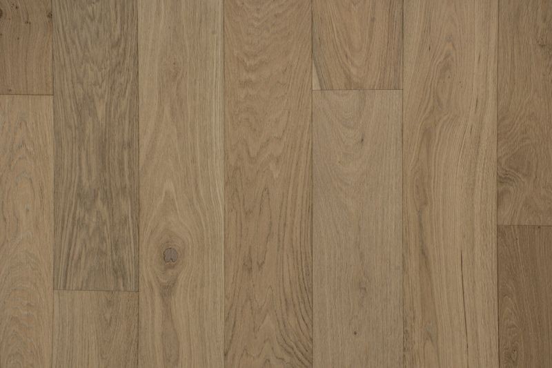 Tablones de madera de color marrón claro con vetas visibles.