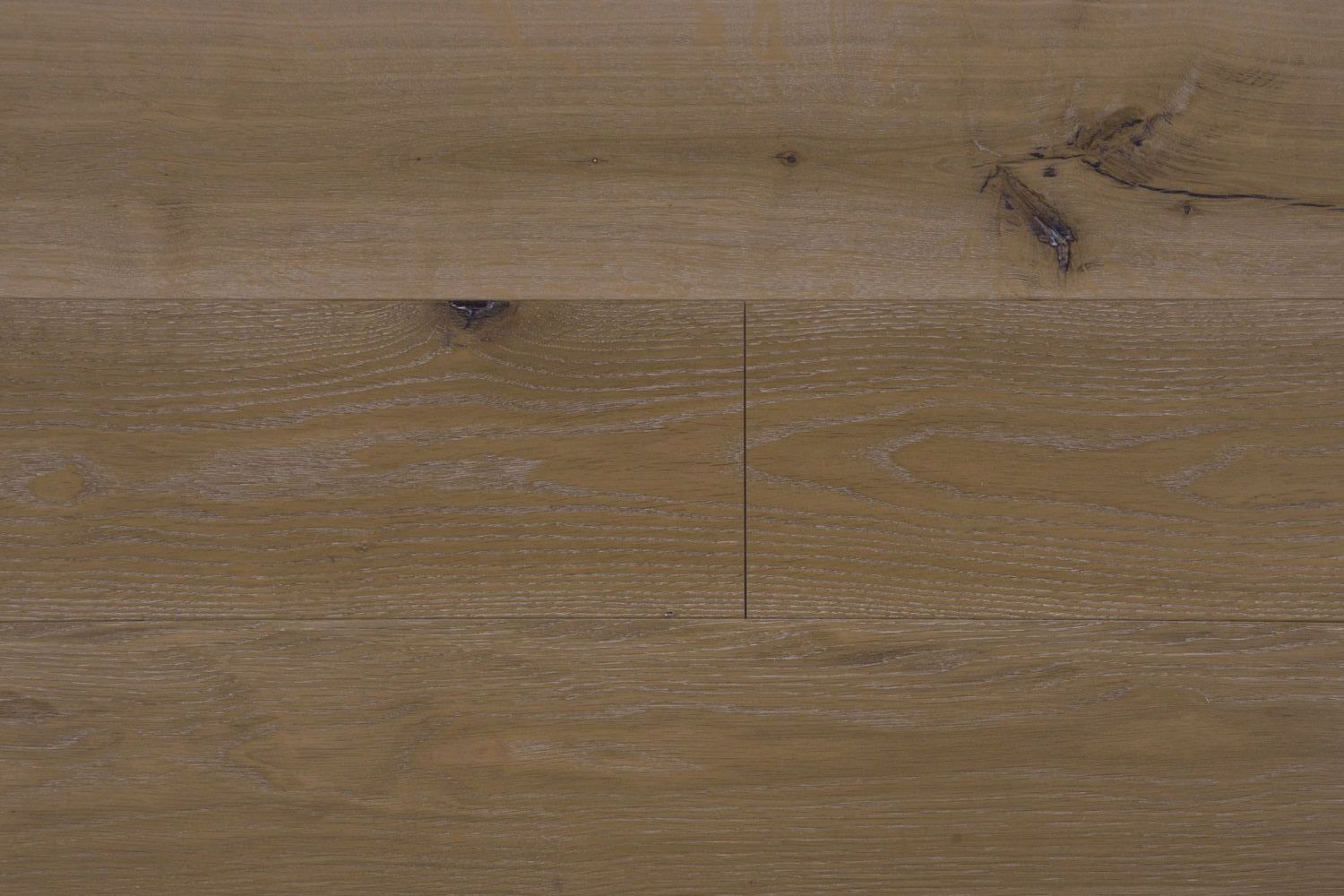 Primer plano de la superficie de un tablón de madera marrón con vetas y nudos visibles.
