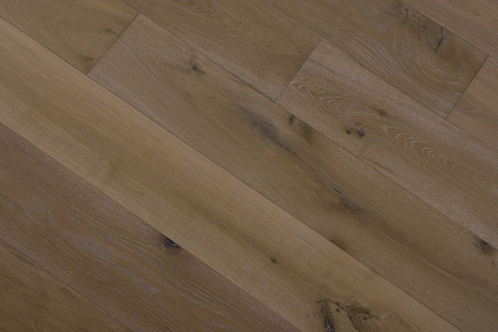 Tablones de madera dispuestos en diagonal en tonos marrón claro, con vetas y nudos visibles.