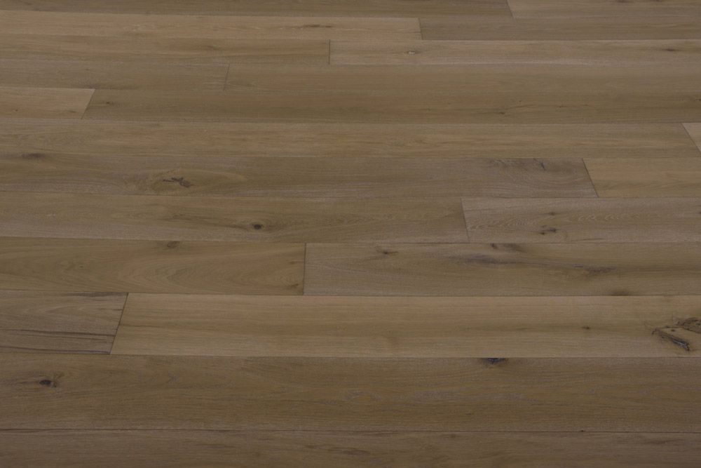 Tablas de madera de color marrón claro con vetas naturales.