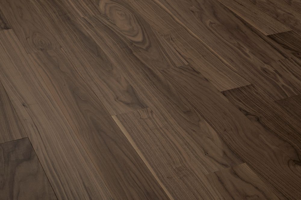 Primer plano de un suelo de madera marrón con vetas diagonales y textura natural.