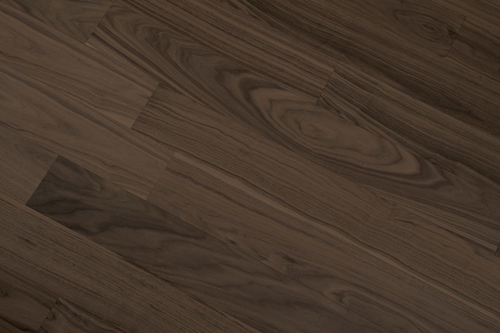 Primer plano de un suelo de madera marrón oscuro con vetas visibles.