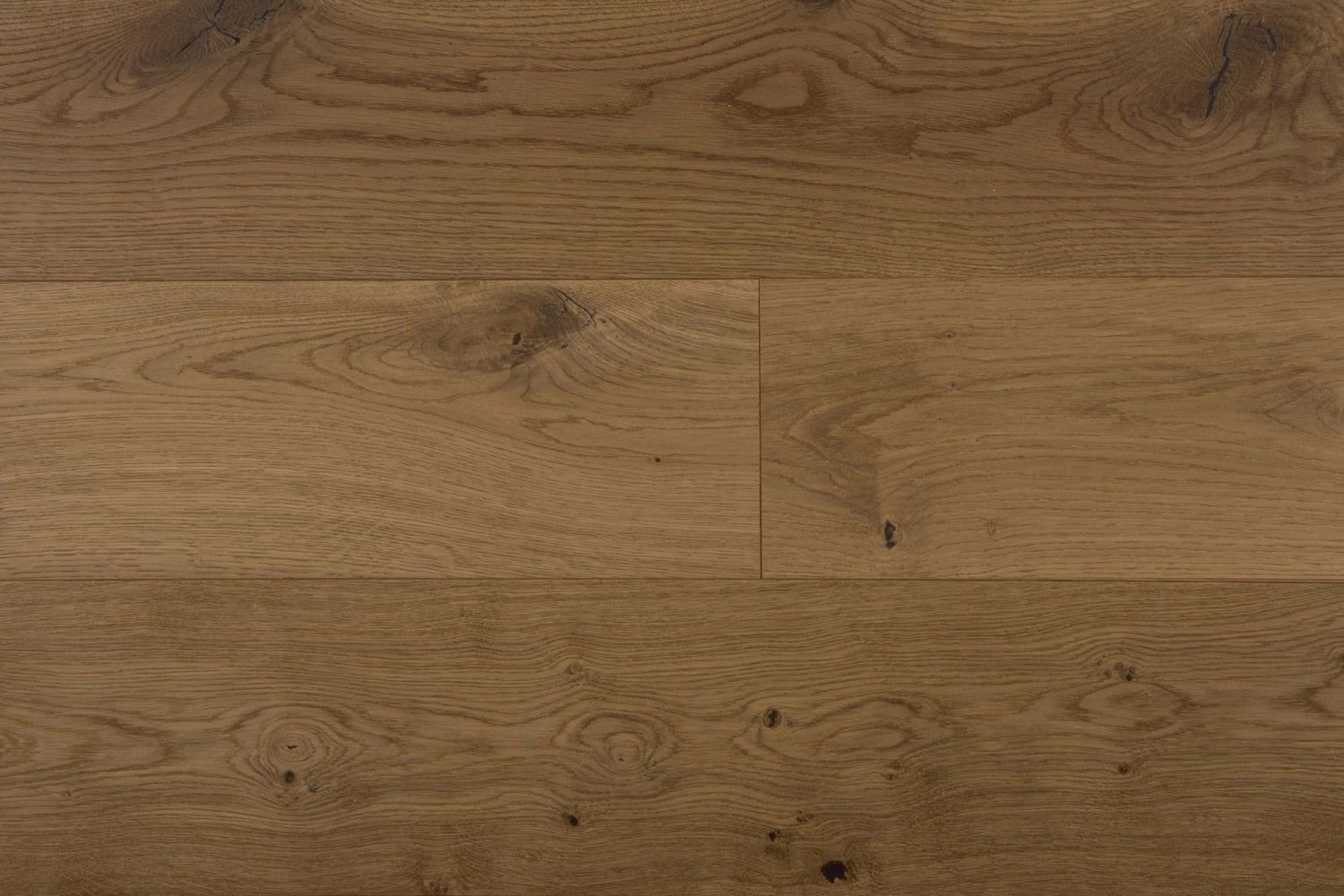 Tablas de madera para suelo con vetas de color marrón claro a medio.