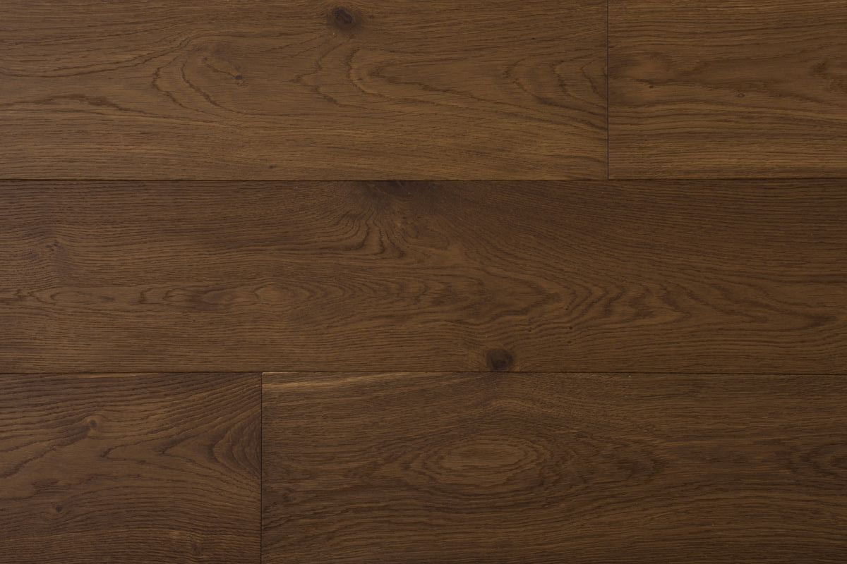Suelo de tablones de madera de color marrón oscuro con vetas y juntas visibles.
