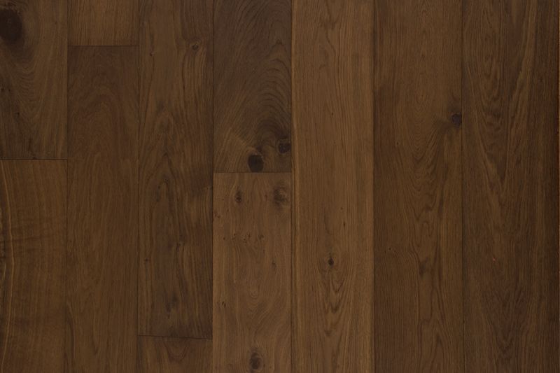 Suelo de tablones de madera de color marrón oscuro con vetas y juntas visibles.