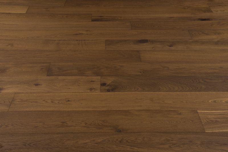 Tablas de madera marrón con vetas naturales.