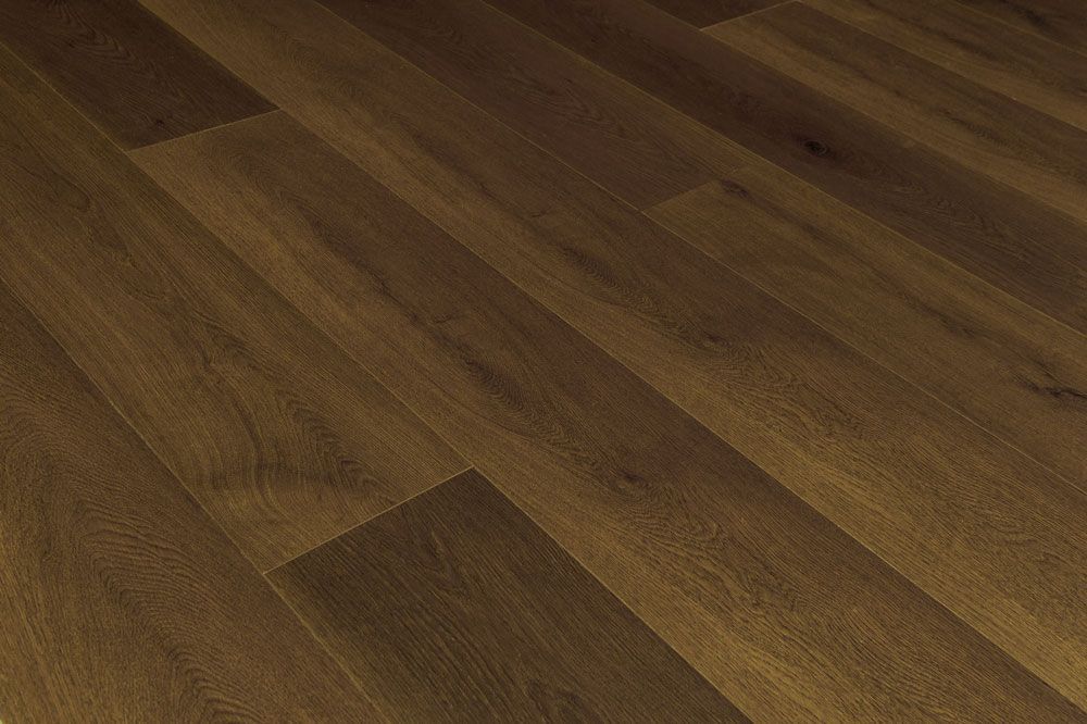 Suelo de tablones de madera marrón con vetas diagonales.
