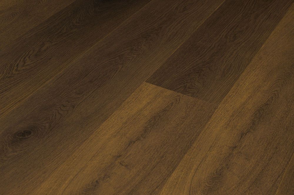 Primer plano de un suelo de madera marrón oscuro con un patrón de tablones diagonales.