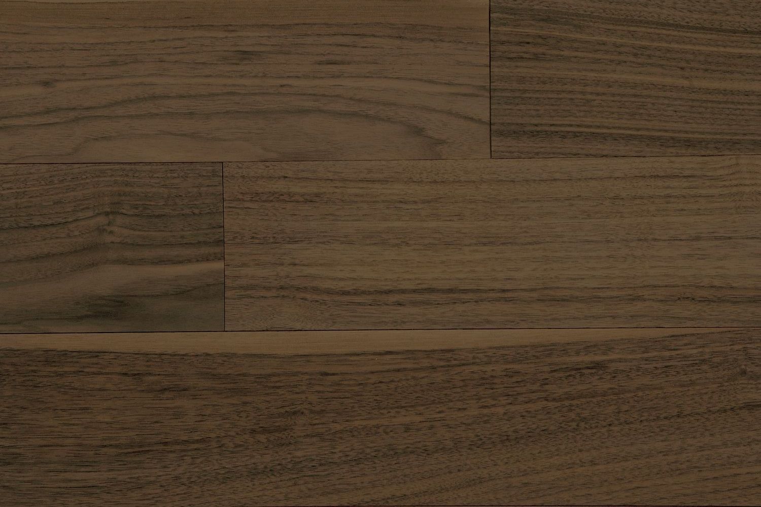 Suelo de tablones de madera marrón con vetas y juntas variadas.