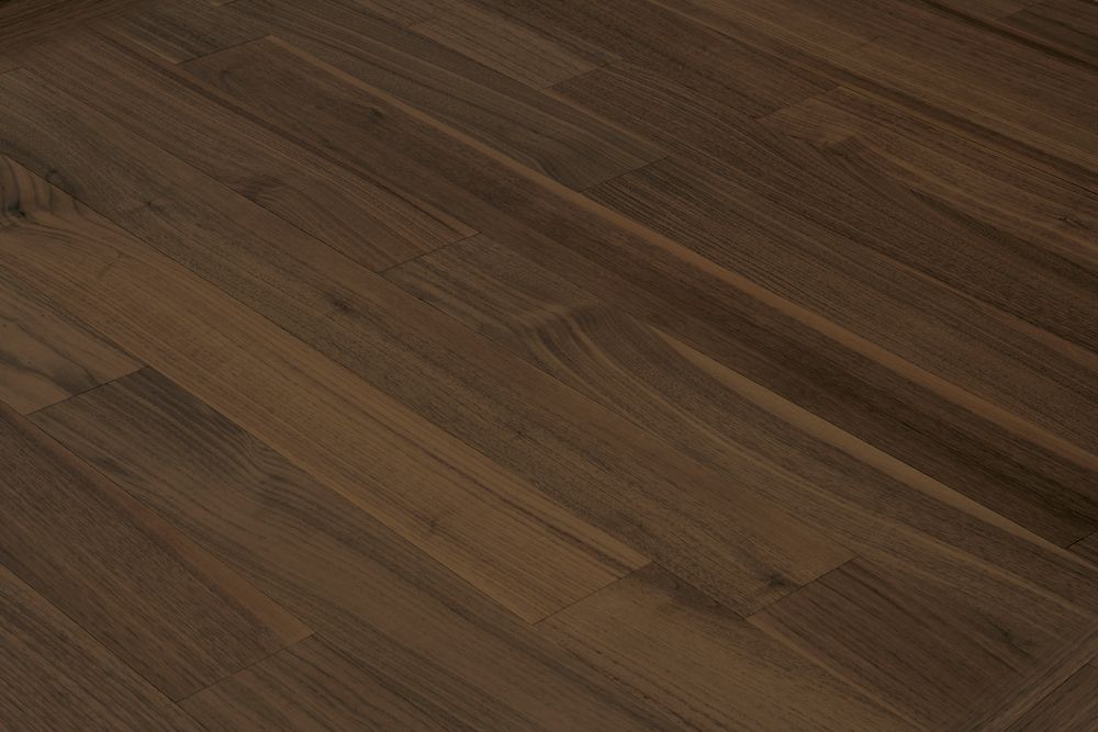 Superficie de madera marrón con vetas y patrón de tablones diagonales.