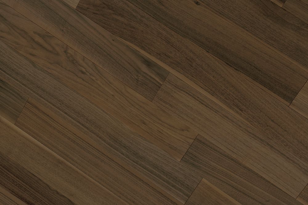 Suelo de tablones de madera marrón en diagonal con un sutil patrón de vetas.