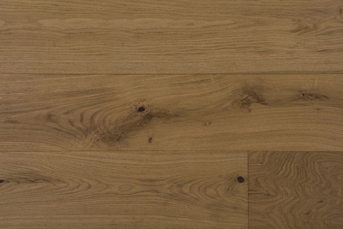 Primer plano de una superficie de madera marrón con vetas y nudos visibles.