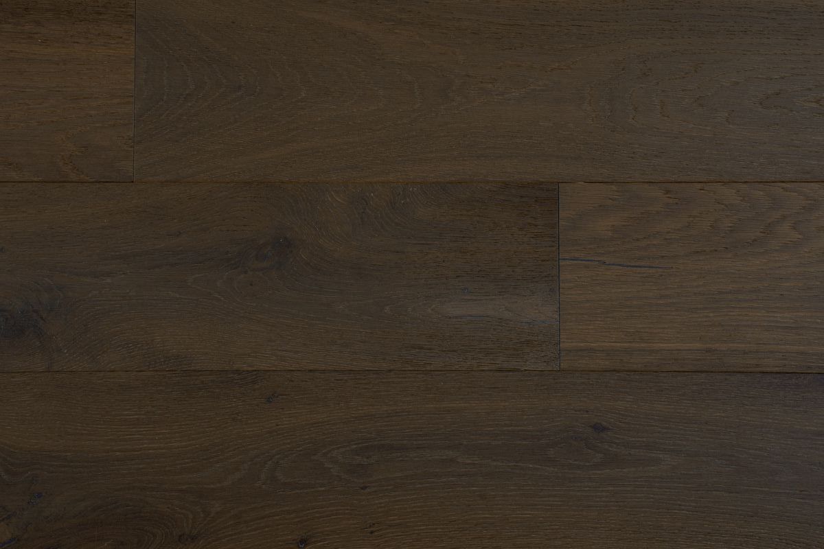 Tablones de madera de color marrón oscuro con vetas y juntas visibles.