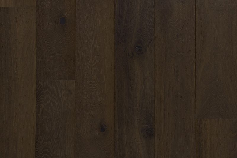 Suelo de tablones de madera oscura con vetas y nudos visibles.