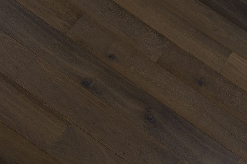 Tablas de madera de color marrón oscuro colocadas en diagonal.