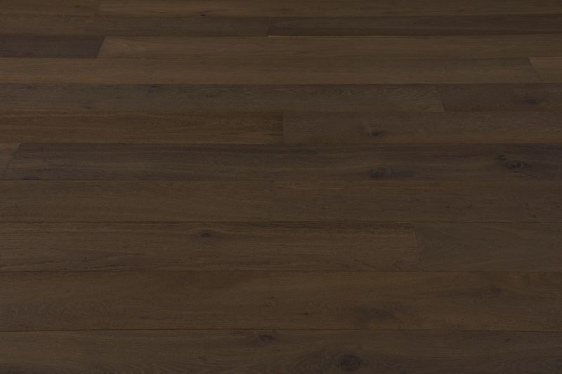 Superficie de madera de color marrón oscuro con vetas horizontales.