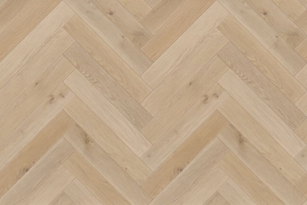 Suelo de madera clara con diseño de espiga y tablones diagonales.