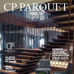 Sala de exposición de CP Parquet con escaleras de madera en capas y cortinas colgantes, texto de la marca sobre la escena.