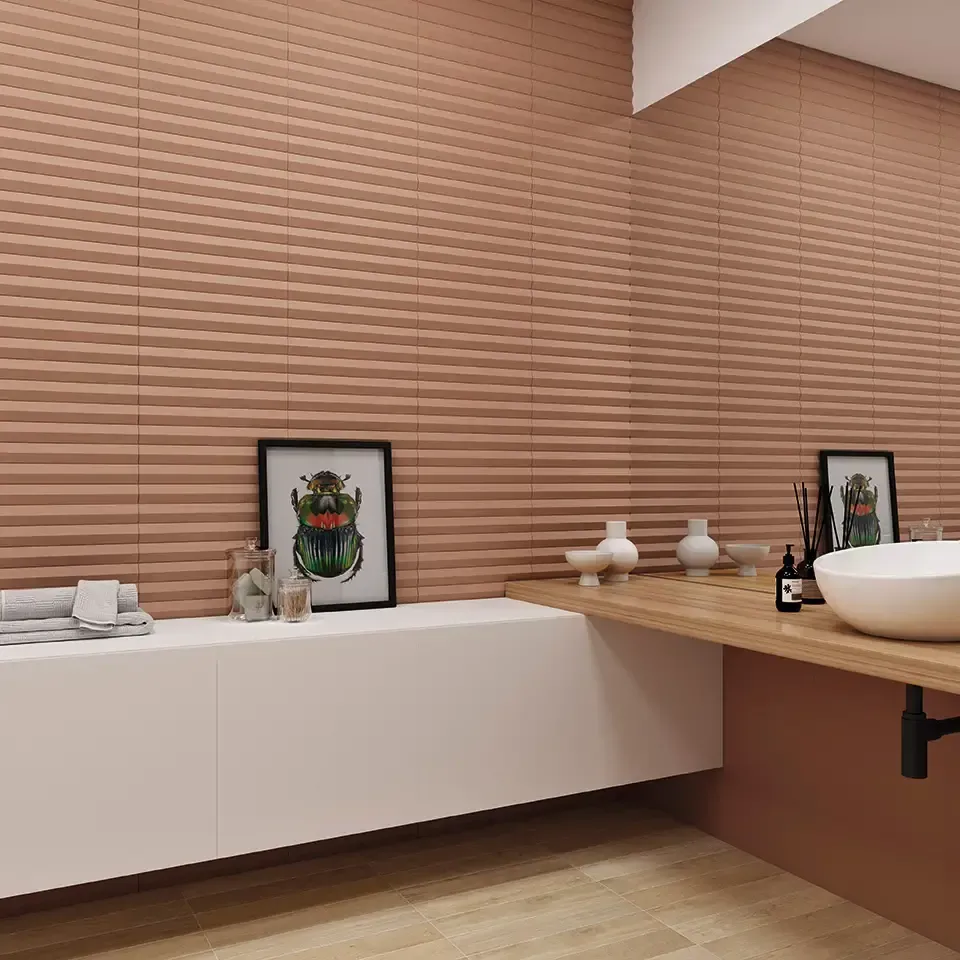Tocador de baño moderno con lavabo blanco, detalles de madera, cuadros enmarcados y paneles de pared texturizados de color beige.