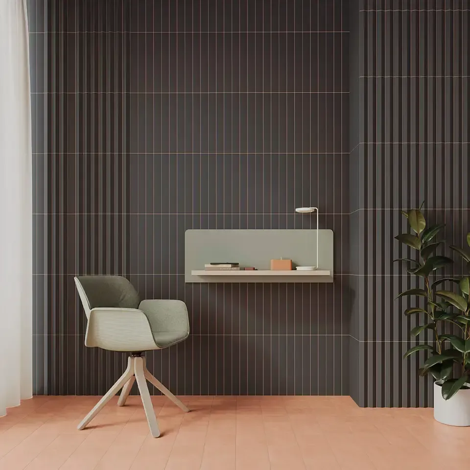 Habitación minimalista moderna con una silla gris, estante de pared, pared de listones oscuros y una planta en maceta sobre un suelo color melocotón.