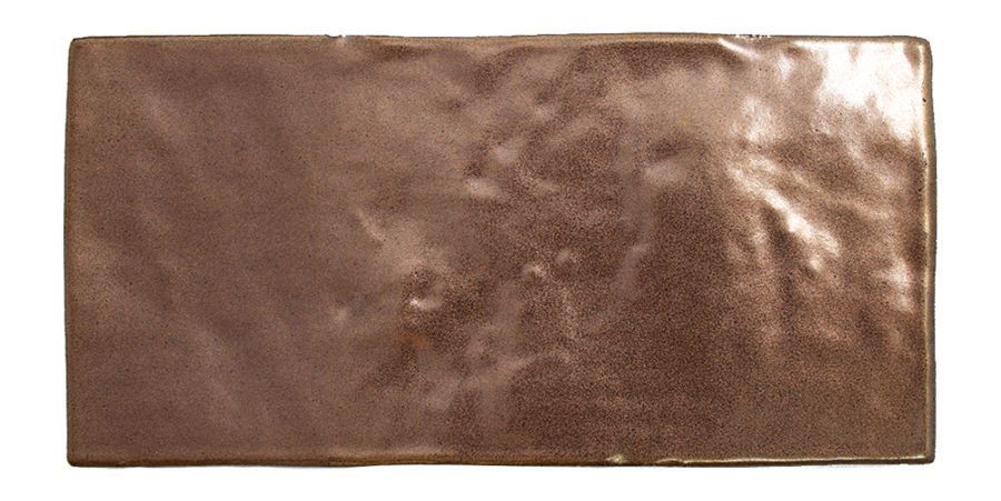 Cartera de piel marrón con un diseño rectangular sencillo y bordes plegados.