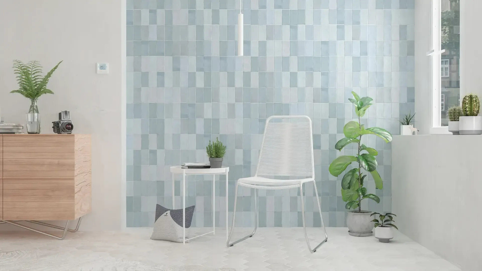 Habitación minimalista con silla blanca, plantas y armario de madera clara contra una pared de azulejos azules.