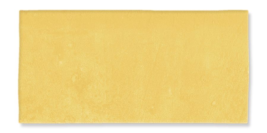 Tarjeta o lámina rectangular amarilla en blanco sobre fondo blanco