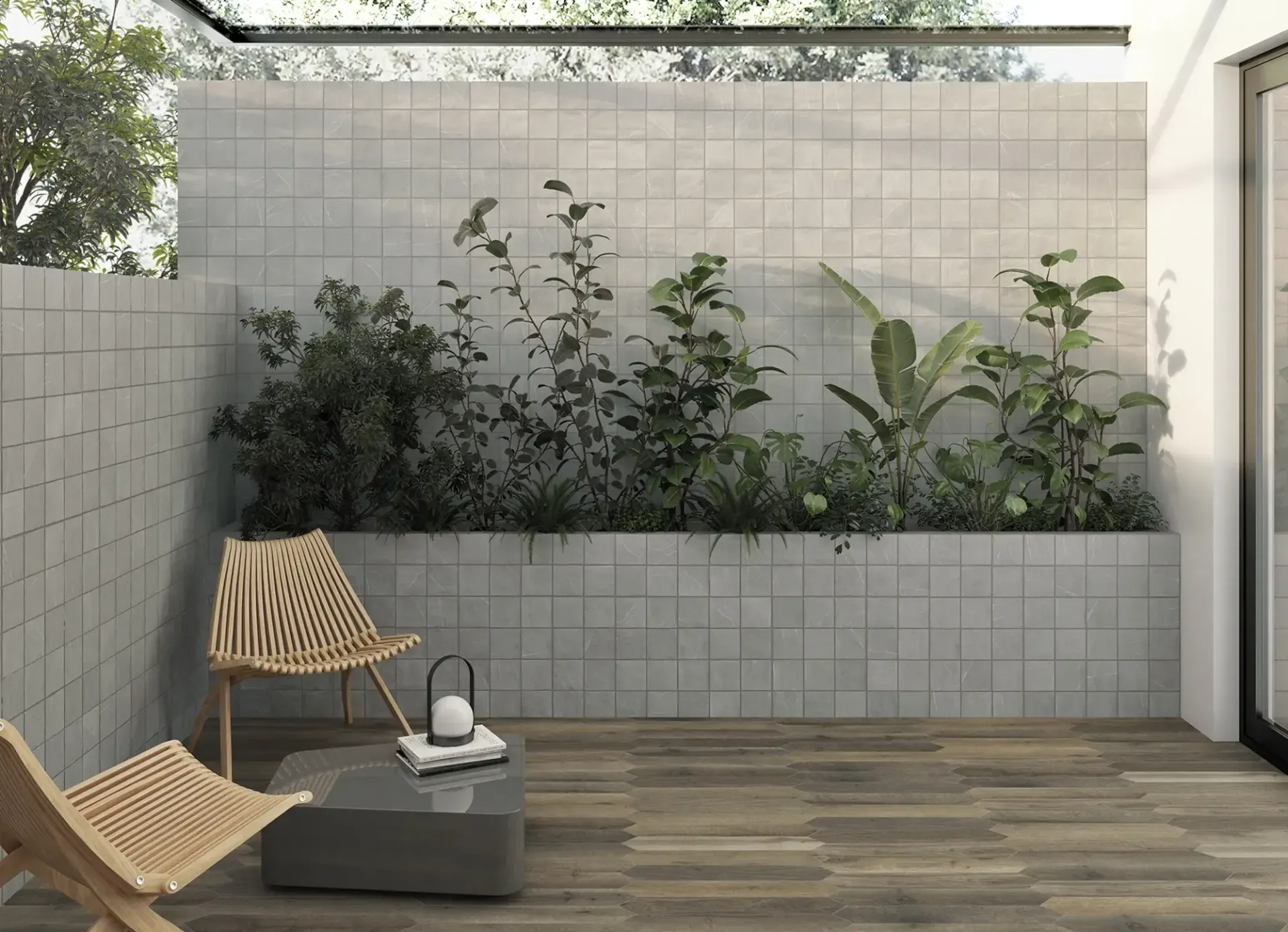 Patio moderno con terraza de madera, sillas de mimbre, mesa baja y jardinera elevada con exuberante vegetación.