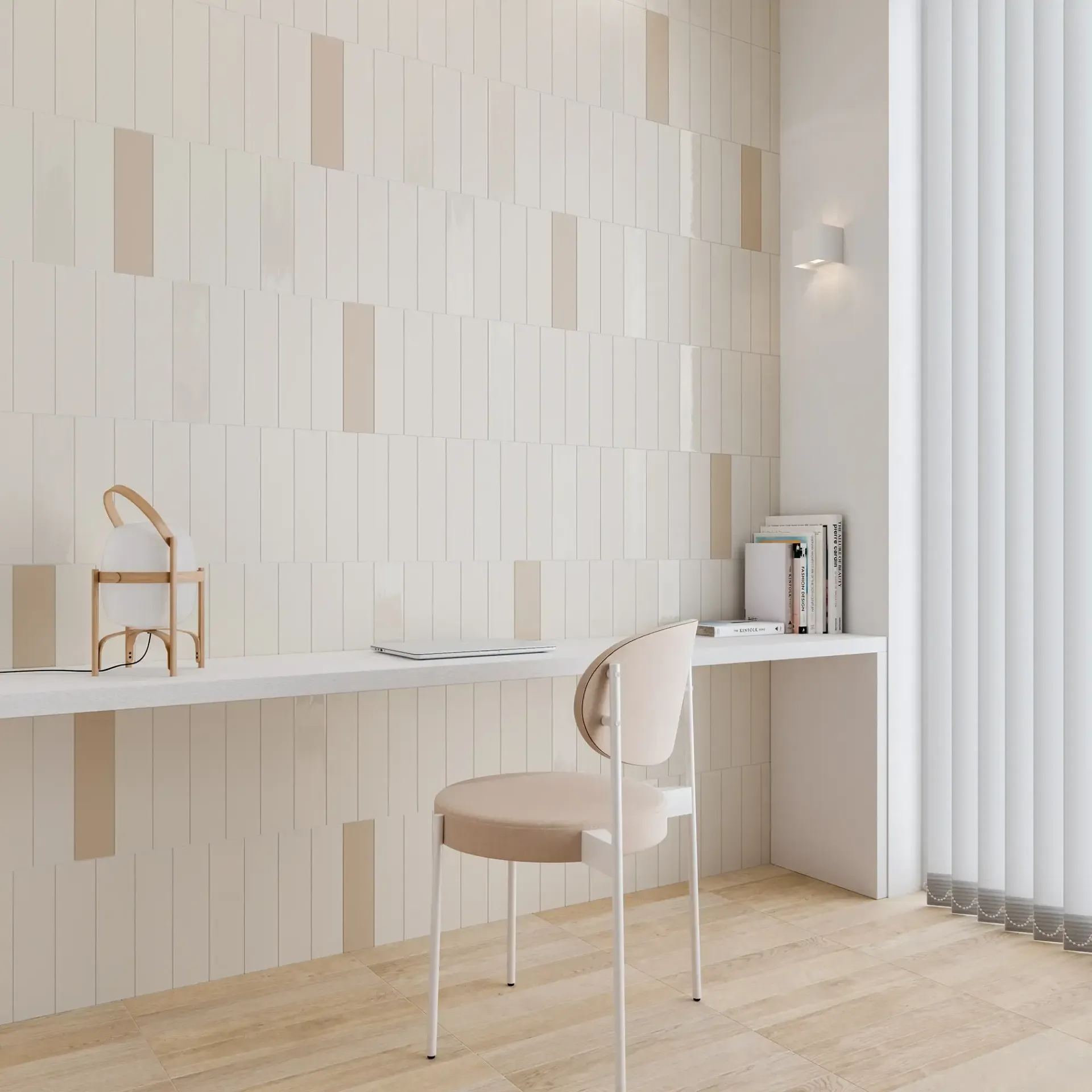 Despacho minimalista blanco con escritorio, silla, lámpara y papel pintado a rayas junto a cortinas transparentes.