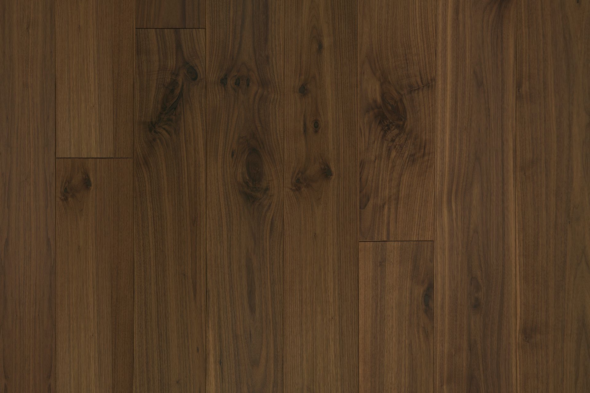 Tablones de madera de color marrón oscuro con vetas y juntas visibles.