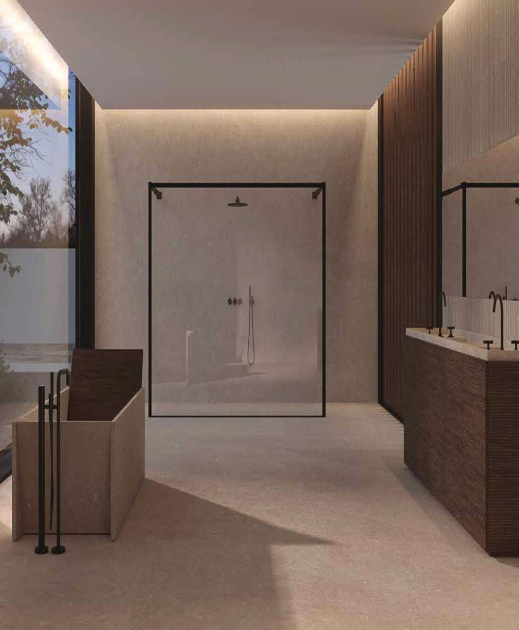 Baño moderno minimalista con ducha de cristal, detalles en madera y bañera exenta junto a la ventana.