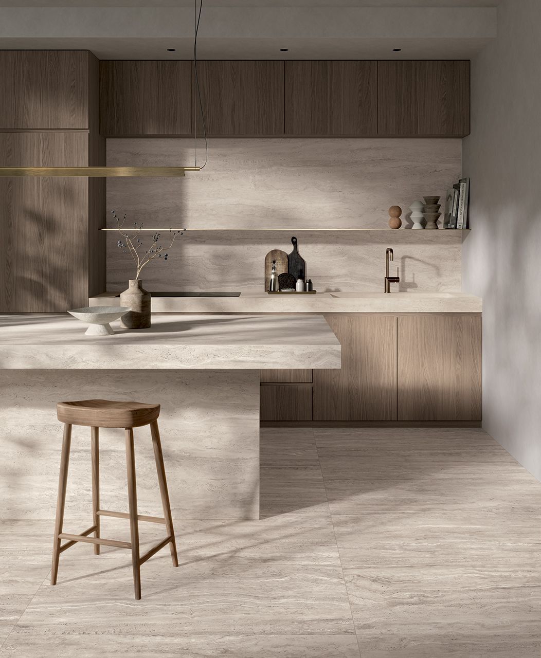 Cocina moderna minimalista con armarios de madera, isla de piedra clara y taburete de madera.
