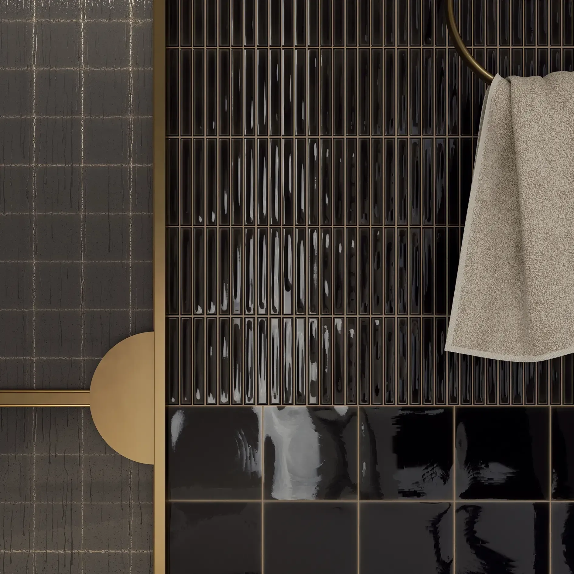Interior moderno con listones de madera oscura, pared de azulejos beige y una toalla texturizada colgante.