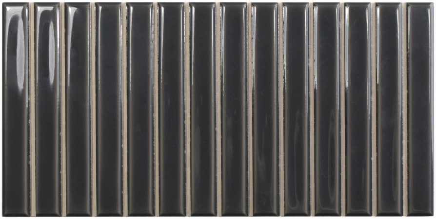 Hilera de listones metálicos verticales negros sobre un fondo gris claro