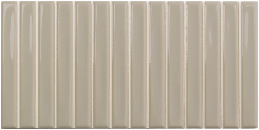 Radiador vertical beige con paneles espaciados uniformemente sobre un fondo claro.