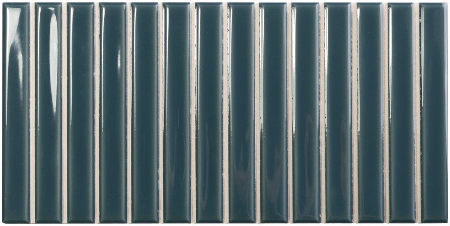 Hilera de listones metálicos verticales de color verde azulado con bordes blancos, que forman un panel texturizado.