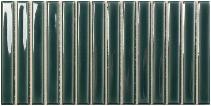 Filas de paneles verticales de vidrio verde oscuro brillante con separadores metálicos.
