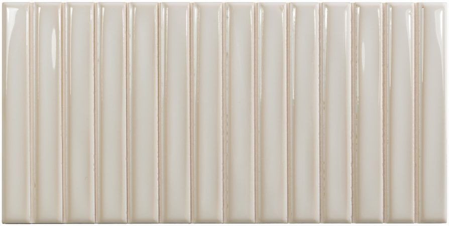 Panel radiador vertical color beige con nervaduras uniformemente espaciadas.