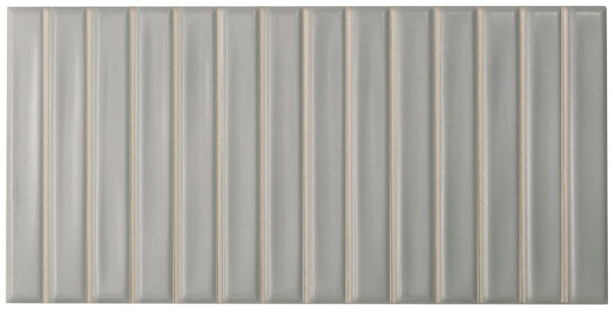 Panel gris con rayas verticales, relieves uniformemente espaciados y finos bordes blancos.