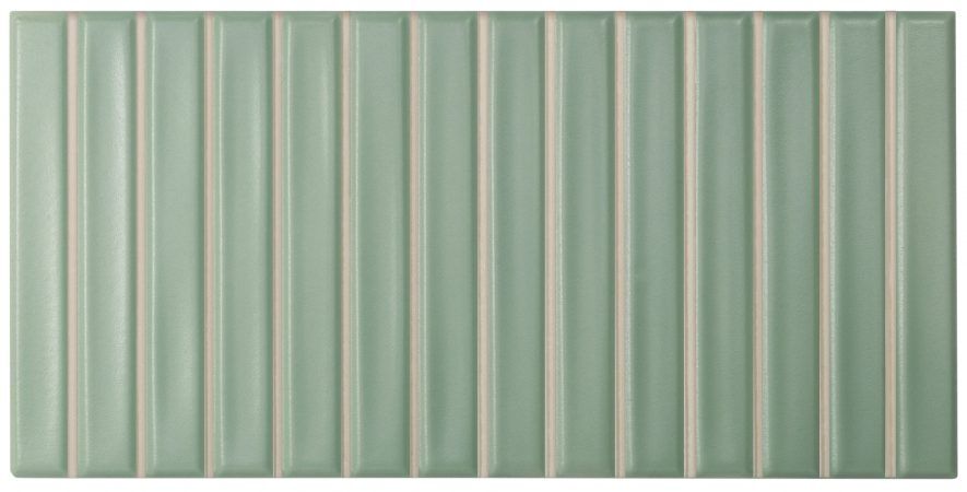 Superficie de paneles verticales verdes con finas rayas en relieve y bordes beige.