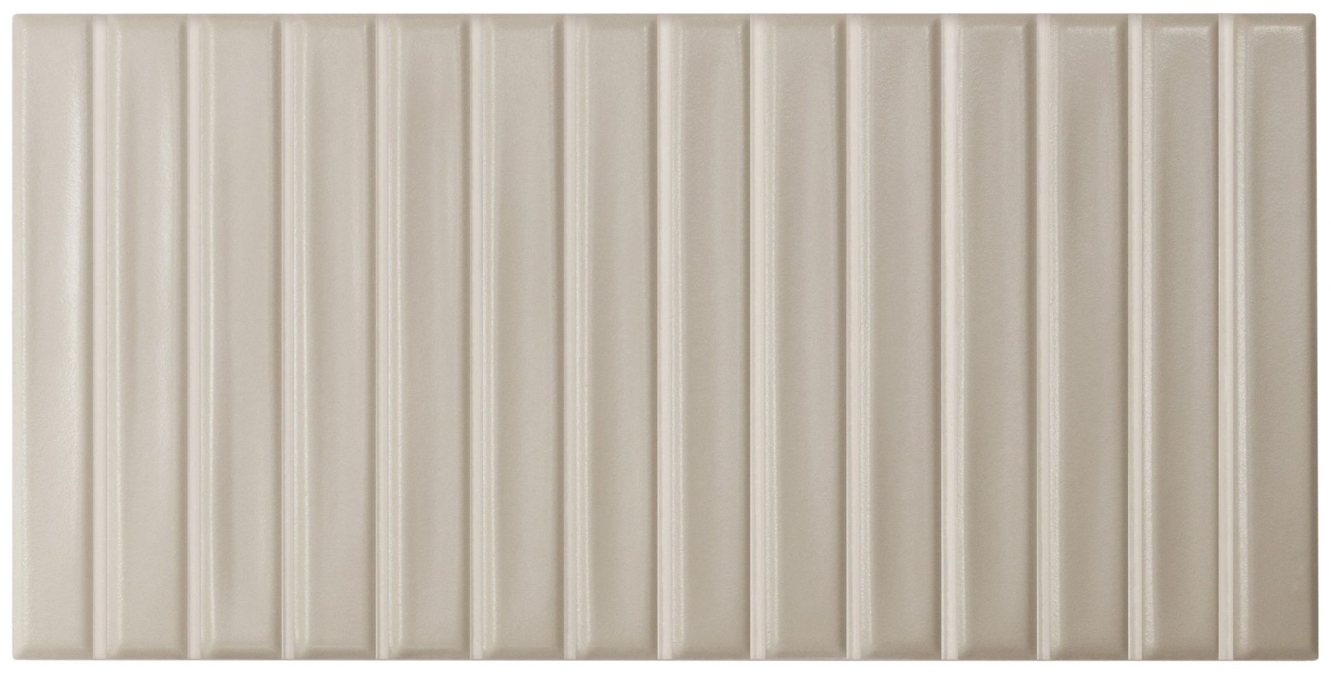 Cabecero de pared o de tela color beige con textura acanalada vertical.
