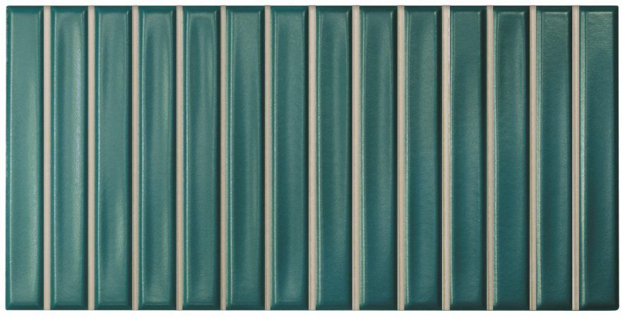 Hilera de estrechas baldosas rectangulares de color verde azulado con bordes oscuros dispuestas una al lado de la otra.